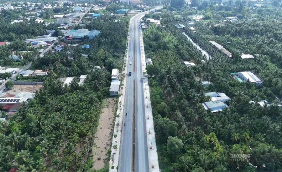 The D5 road project currently reaches about 90% of the volume, and there are still 3 households that have not handed over the land. Photo: Hoang Loc