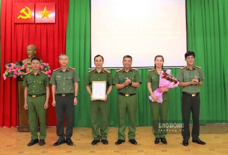 Thừa ủy quyền, Đại tá Trần Văn Trà trao Quyết định của Chủ tịch UBND tỉnh Lâm Đồng cho tập thể Công an xã Nhân Cơ. Ảnh: Hoàng Hiệp 