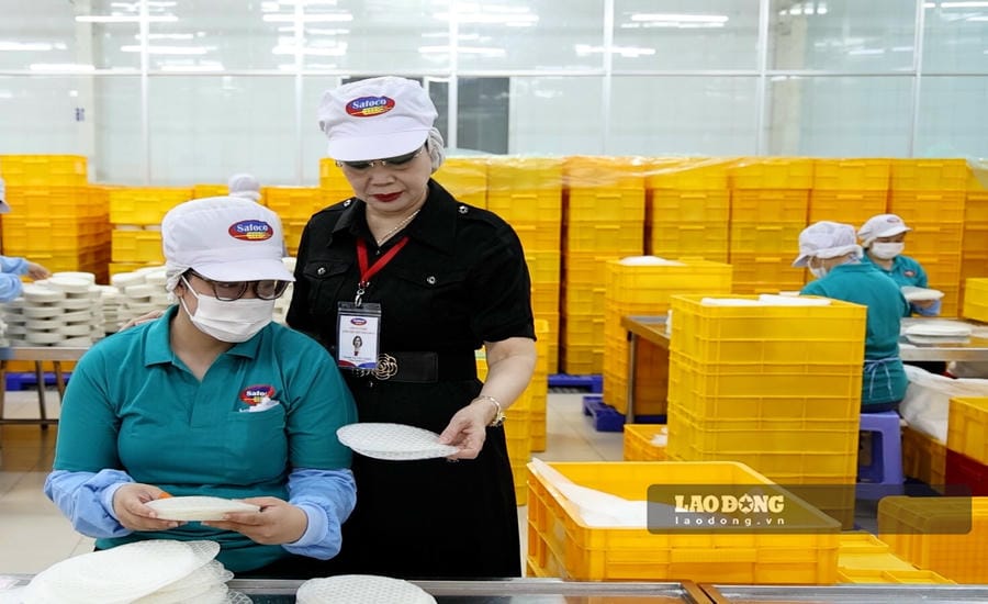 Ms. Pham Thi Thu Hong (standing) and workers inspect the company's products. Photo: Anh Tu