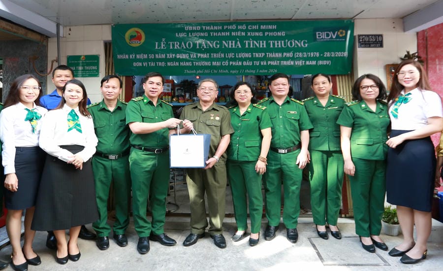 Donating a house of gratitude to the family of Mr. Chung Cuong Sanh. Photo: Provided by Ho Chi Minh City Youth Volunteer Force