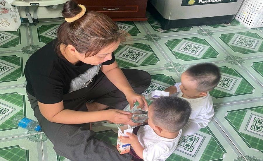 Ms. Nguyen Thi Kieu Loan's child, although 15 months old, has not yet received maternity benefits because the company is late in paying social insurance. Photo: Provided by the character