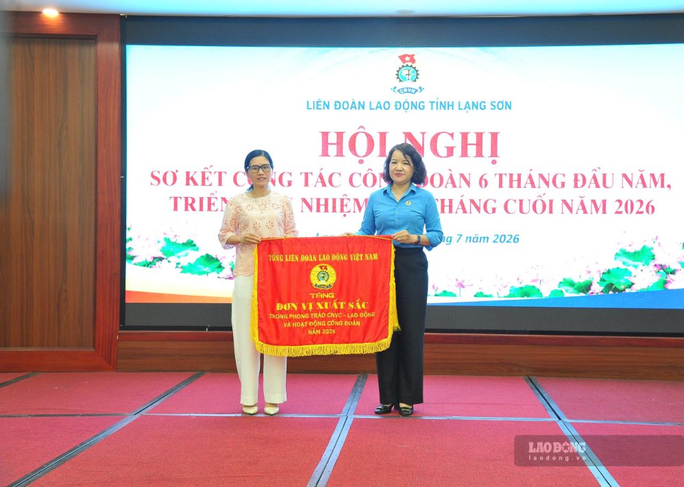 Thừa uỷ quyền, lãnh đạo Liên đoàn Lao động tỉnh trao cờ thi đua của Tổng Liên đoàn Lao động Việt Nam cho đại diện Công đoàn cơ sở Công ty TNHH MTV Tâm Đức Lạng Sơn. Ảnh: Tuyết Mai