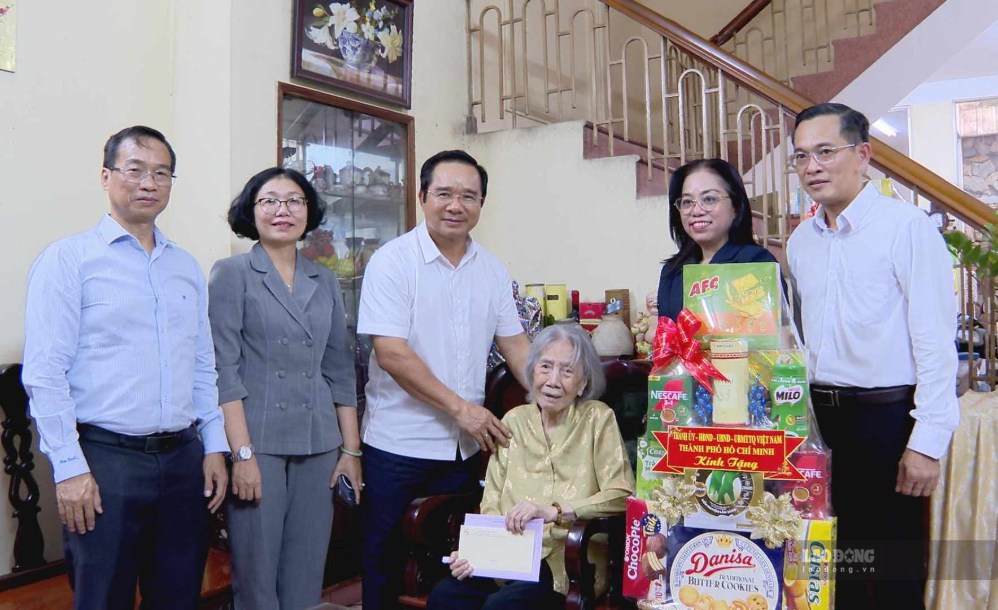 Chairman of Ho Chi Minh City People's Committee Nguyen Van Duoc (3rd from the left) visits and gives gifts to policy families in Ho Chi Minh City. Photo: Minh Quan