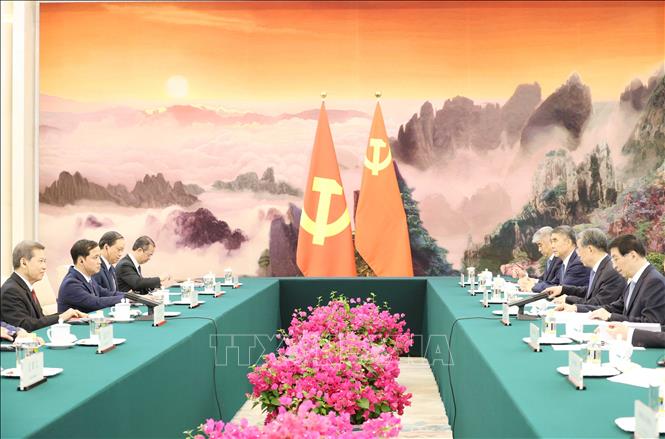 Politburo Member, Secretary of the Party Central Committee, Head of the Central Internal Affairs Commission, Standing Deputy Head of the Central Steering Committee for Anti-Corruption, Wastefulness, and Negative Phenomena Le Minh Tri (left) meets with Member of the Standing Committee of the Politburo, Chairman of the National Political Consultative Conference of China Wang Huing. Photo: VNA
