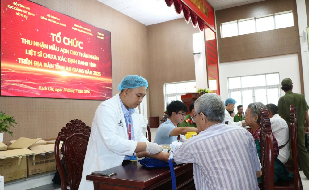 Collecting DNA samples of relatives of martyrs organized in Rach Gia ward. Photo: Tien Dung/ An Giang Police