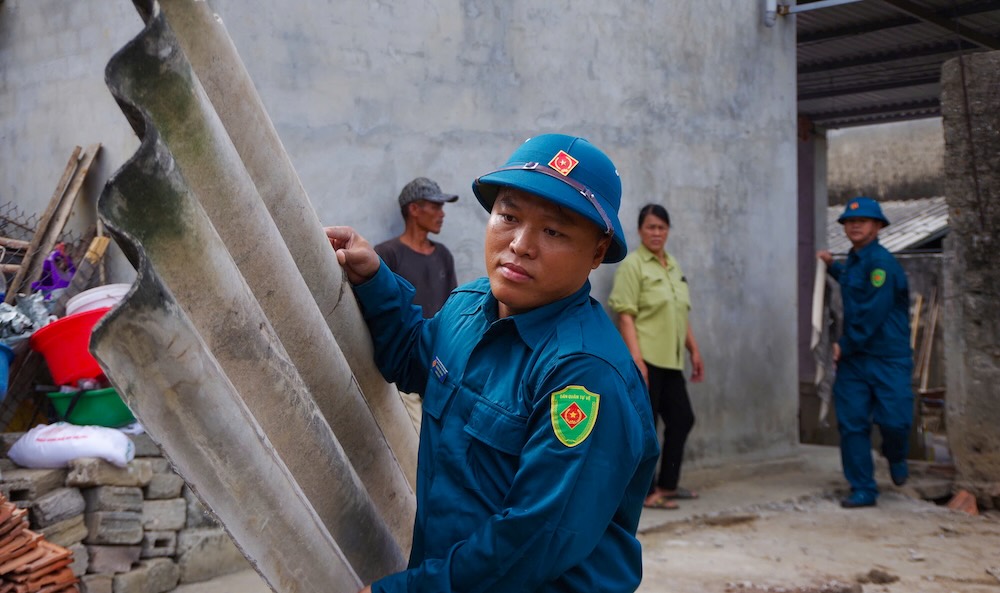 Les milices déploient des travaux de démolition des anciennes maisons, prêtes à réparer et à construire de nouvelles maisons pour les habitants. Photo: Commandement militaire de Quảng Trị