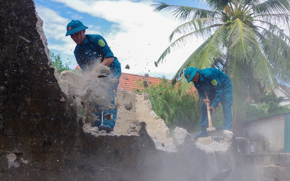 Những căn nhà cũ, vốn đã xuống cấp đã được tháo dỡ, chuẩn bị sửa chữa, xây mới. Ảnh: Bộ CHQS Quảng Trị