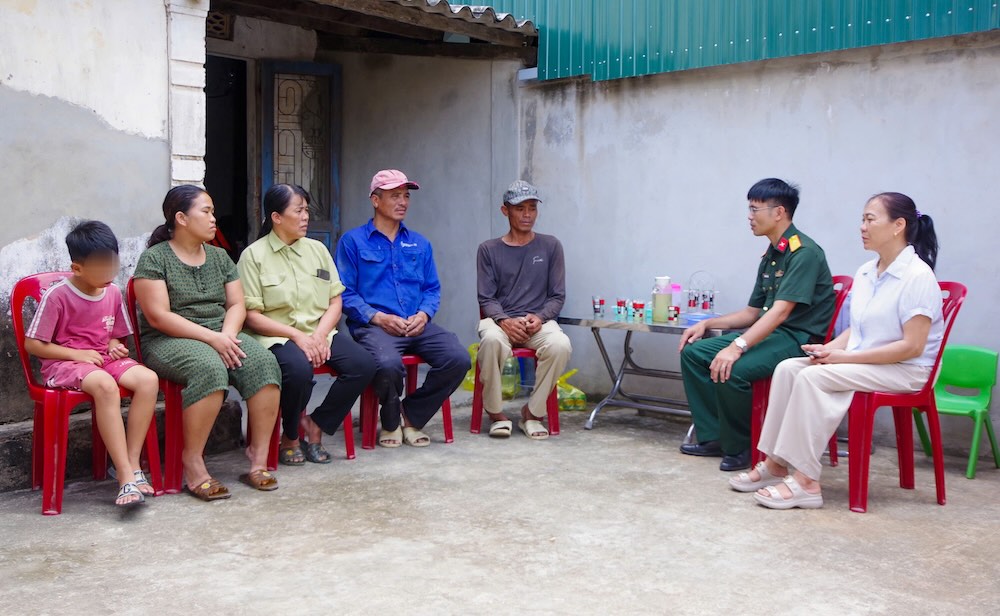 Ban Chỉ huy Quân sự xã Ninh Châu đến nhà động viên, trò chuyện cùng gia đình anh Dương Văn Anh trước thời điểm sửa chữa lại căn nhà. Ảnh: Bộ CHQS tỉnh Quảng Trị