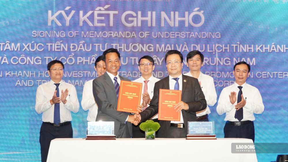 Units sign memorandums of understanding on cooperation in investing in developing large-scale seaports and logistics. Photo: Phuong Linh