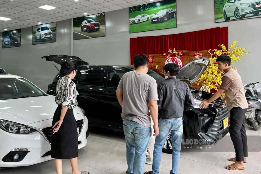 Used car buyers need to carefully check the car, papers and only transact transparently to avoid damage after paying. Photo: Lam Anh