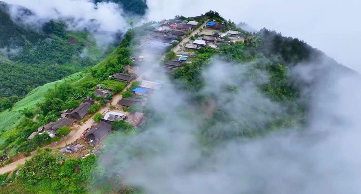 標高1,000mを超える山頂にあるクヴァイ村(ハンフックコミューン)は、探検好きな人を魅了します。写真:ラオカイ省電子情報ポータル