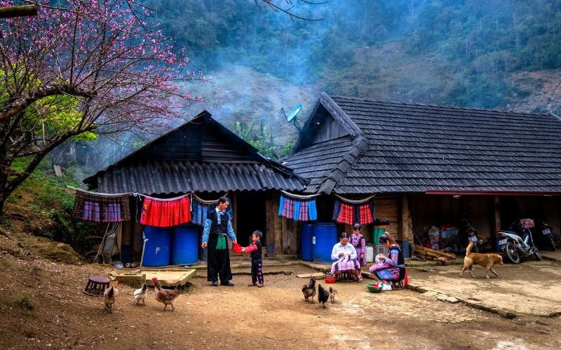 Những nếp nhà đơn sơ của đồng bào các dân tộc quây quần bên nhau.