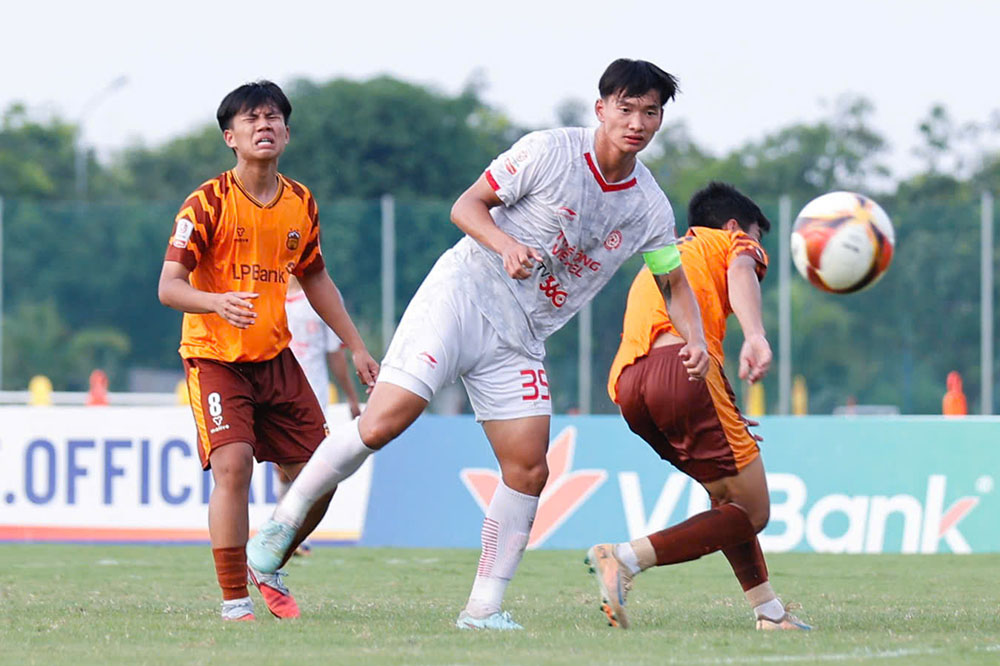 U21 The Cong Viettel (white jersey) played effectively to overcome U21 Hoang Anh Gia Lai at the National U21 Championship - FPT Play Cup 2026. Photo: VFF