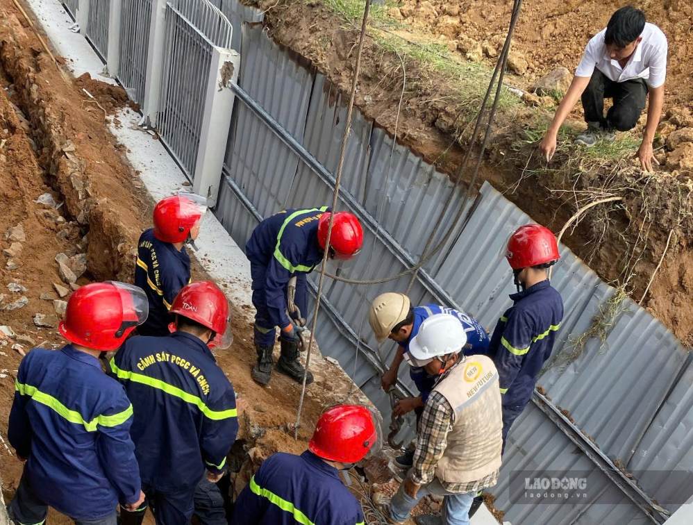 Scene of the fence collapse in Bien Hoa 2 Industrial Park, Dong Nai City. Photo: Minh Chau