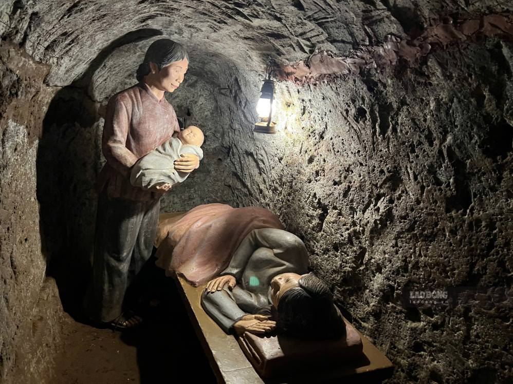 Không gian sinh hoạt của người dân dưới Địa đạo Vịnh Mốc được tái hiện chân thực, giúp du khách hình dung cuộc sống trong những năm tháng chiến tranh. Ảnh: Minh Vũ