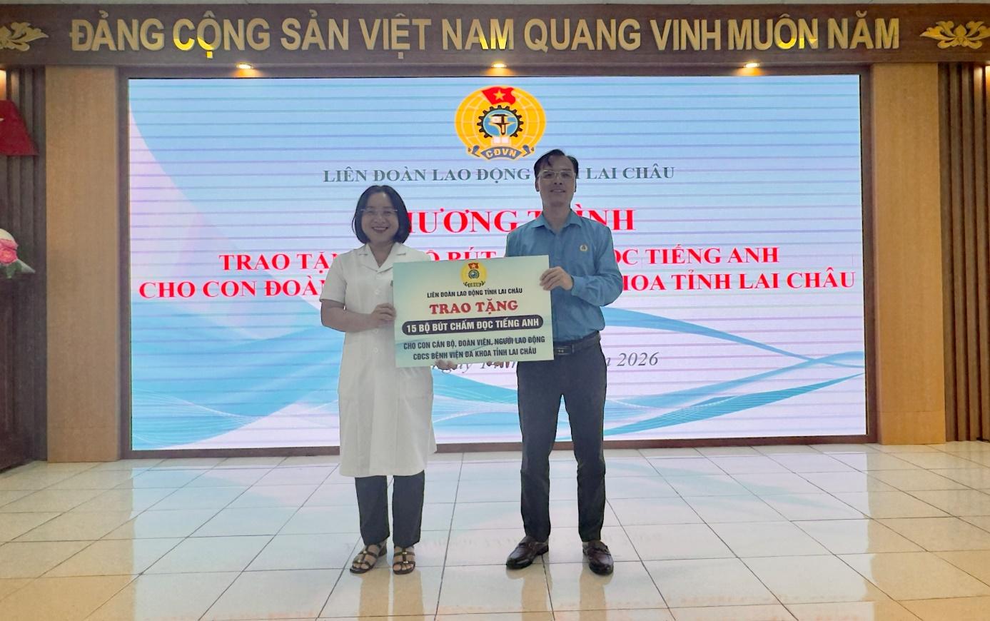 Vice Chairman of Lai Chau Provincial Labor Federation presents symbolic gift signs. Photo: Lai Chau Provincial Labor Federation