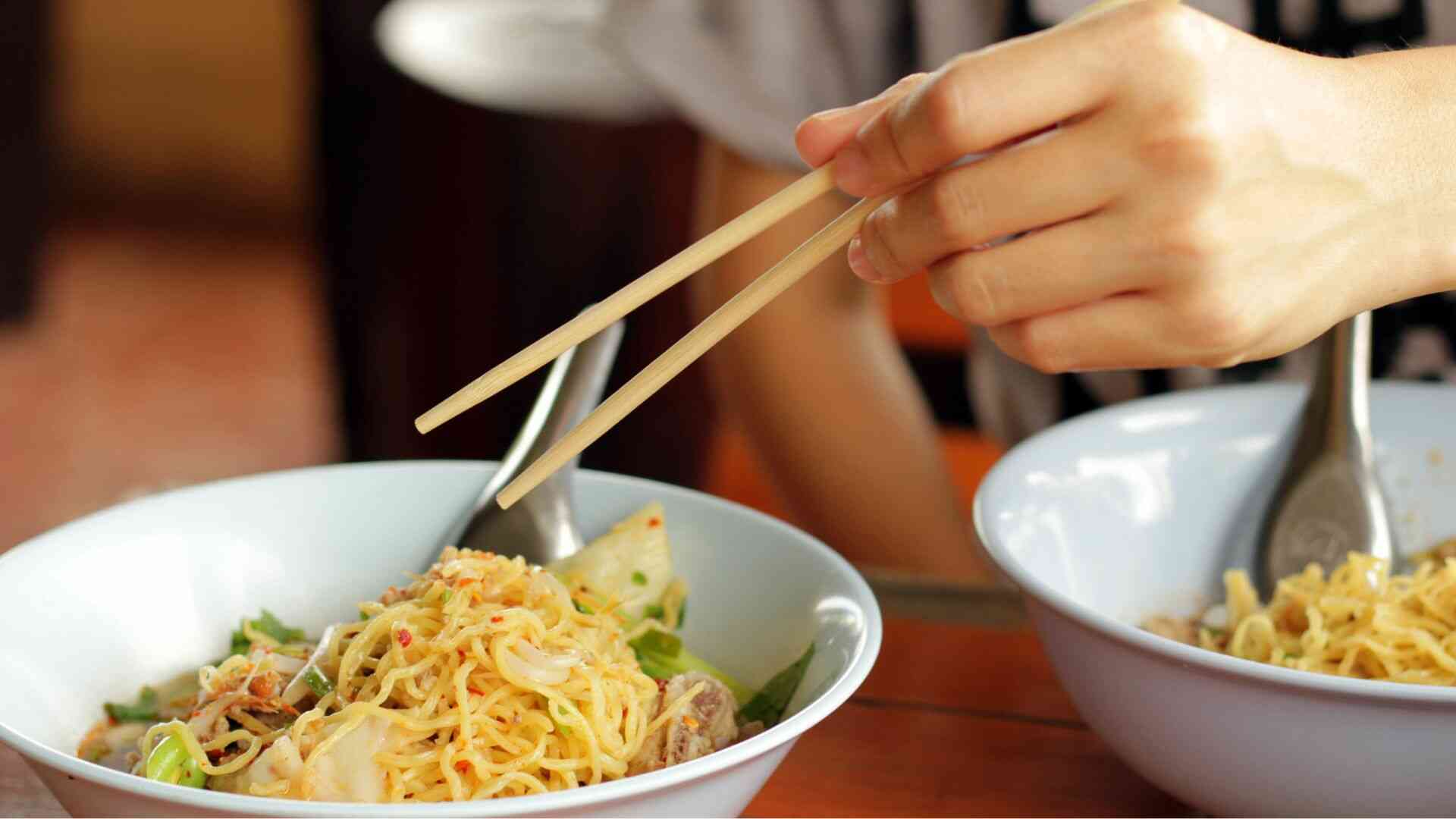 Staying up late and eating salty food are evening habits that can hinder blood pressure control. Photo: Canva