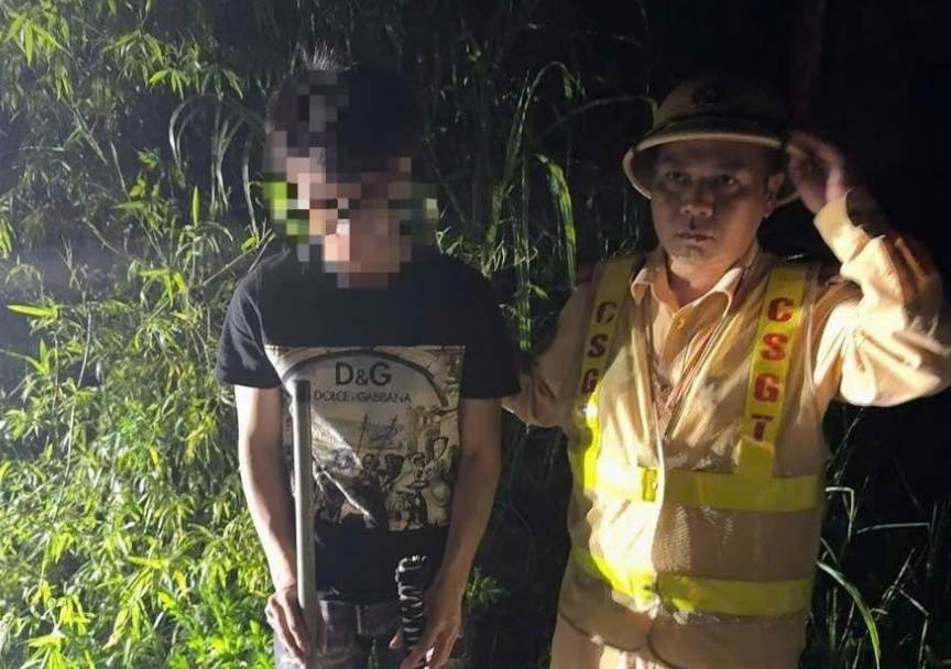 Hung Yen traffic police handle a group of teenagers suspected of being involved in racing. Photo: Hung Yen Provincial Police