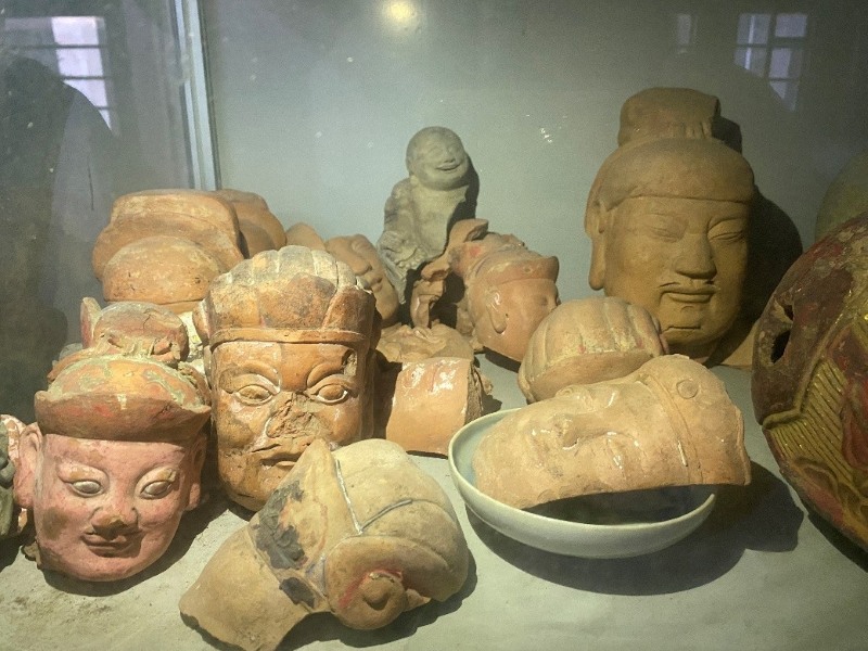 Các mảnh đầu tượng đất nung Minh Hương tại chùa Thanh Lương, làng Trung Phường, xã Duy Nghĩa, Đà Nẵng. Ảnh: TS Hà Thị Sương cung cấp