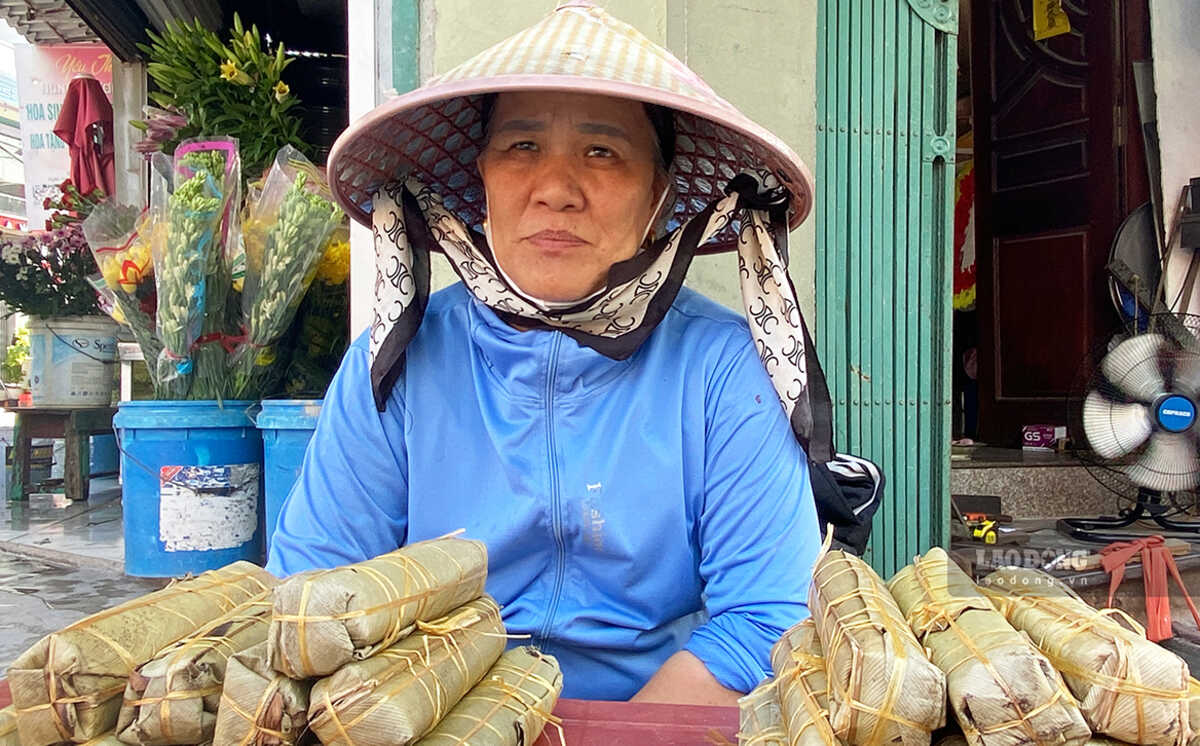 Lúc cao điểm vào dịp Tết Nguyên đán, bà Lập có thể bán được hàng trăm chiếc bánh gio. Ảnh: Nguyễn Huệ