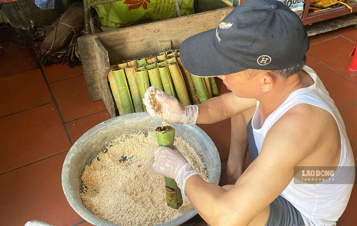 Bánh gio được ông Vần đổ vào khuôn. Ảnh: Nguyễn Huệ