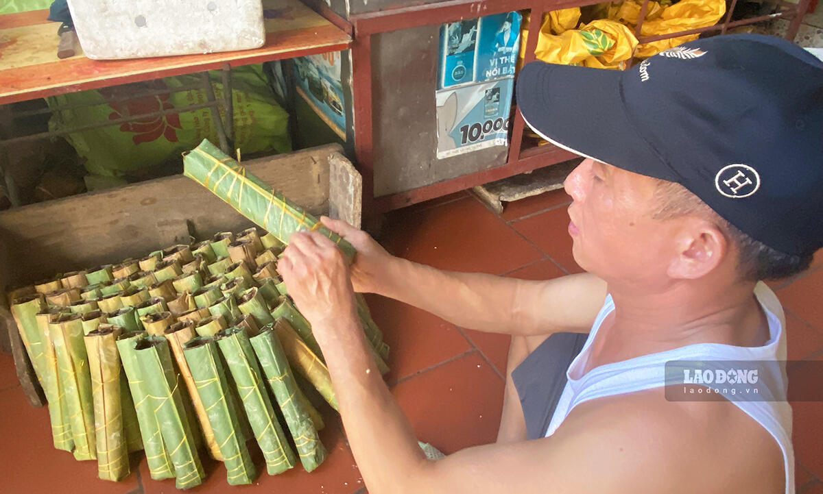 Bánh được buộc dây trước khi đưa đi nấu chín. Ảnh: Nguyễn Huệ