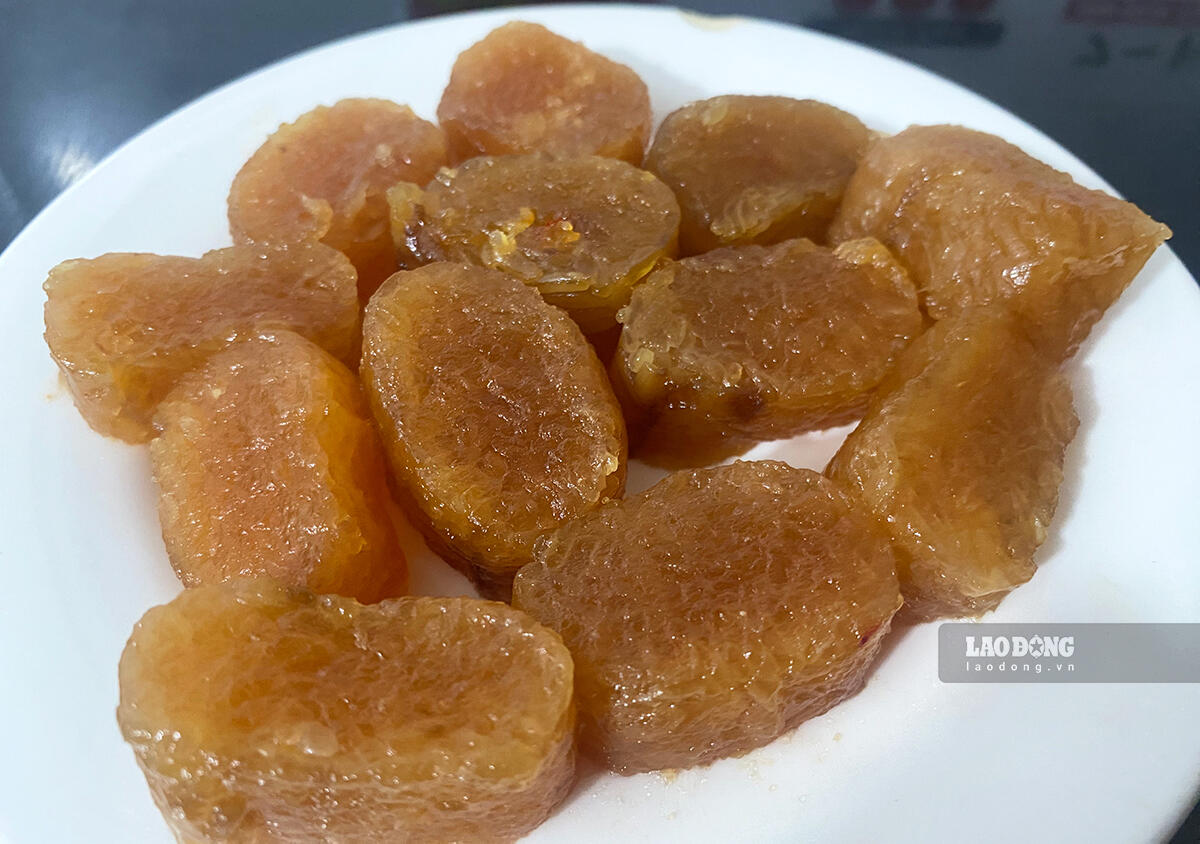 Traditional banh gio in Quang Ninh when cooked has a beautiful color, dipped in sugarcane molasses creates a very unique flavor. Photo: Nguyen Hue
