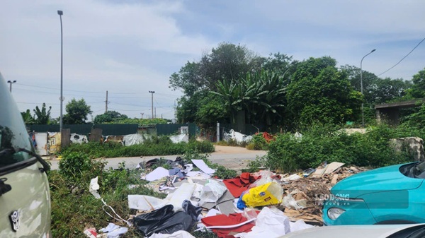 Rác thải bủa vây dự án đường nối Lê Đức Thọ - Phạm Hùng. Ảnh: Minh Hạnh