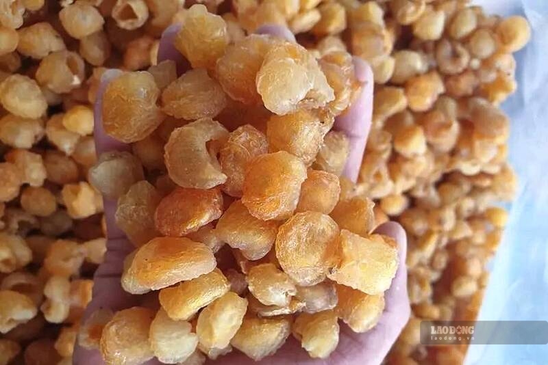 Người dân bản Nà Cần, xã Chiềng Sơ xoáy long nhãn và sản phẩm long nhãn Sông Mã thành phẩm. Ảnh: Trường Sơn
