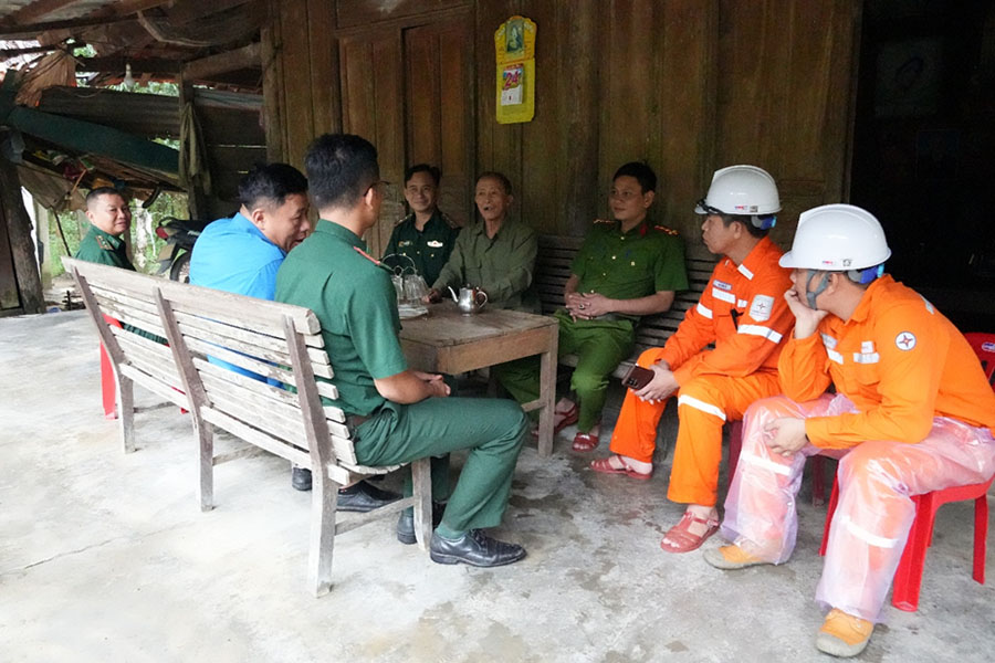 Điện lực Hà Tĩnh vận động nhà dân chặt tỉa cây có nguy cơ vi phạm hành lang an toàn lưới điện. Ảnh: Cổng TTĐT tỉnh Hà Tĩnh