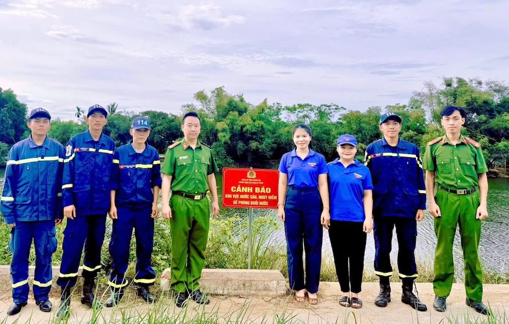 Nhiều khu vực hồ đập có mực nước sâu được cắm bảng cảnh báo nguy hiểm. Ảnh: Công an xã Vĩnh Thủy