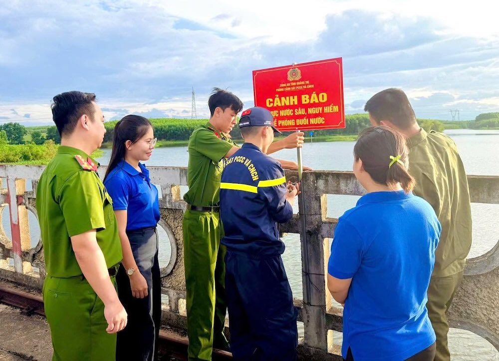 Vinh Thuy Commune Police coordinate with units to install warning signs for deep and dangerous water areas to prevent drowning. Photo: Vinh Thuy Commune Police