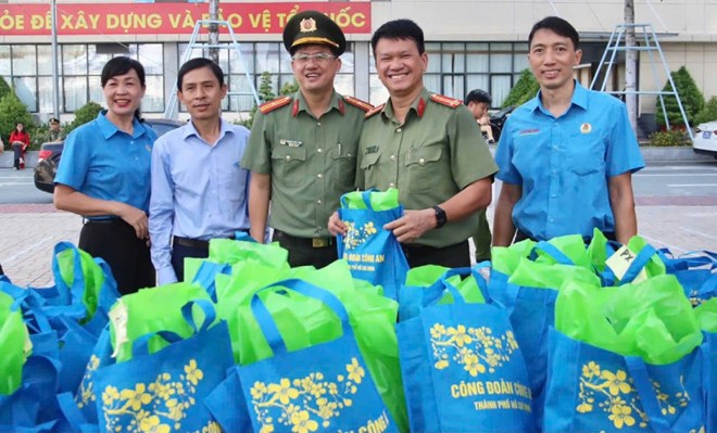 Công đoàn Công an TP Hồ Chí Minh tổ chức chương trình "Gian hàng 0 đồng" tặng quà cho đoàn viên có hoàn cảnh khó khăn nhân Tháng Công nhân 2025. Trung tá Nguyễn Khắc Điệp thứ 3 từ phải qua. Ảnh: NVCC
