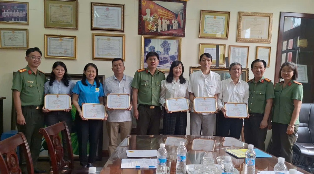 Công đoàn Công an TP Hồ Chí Minh trao khen thưởng cho đoàn viên công đoàn cơ sở Ban Chuyên đề CATP vì có thành tích xuất sắc trong hoạt động công đoàn năm 2025. Trung tá Nguyễn Khắc Điệp thứ 5 từ trái qua. Ảnh: NVCC