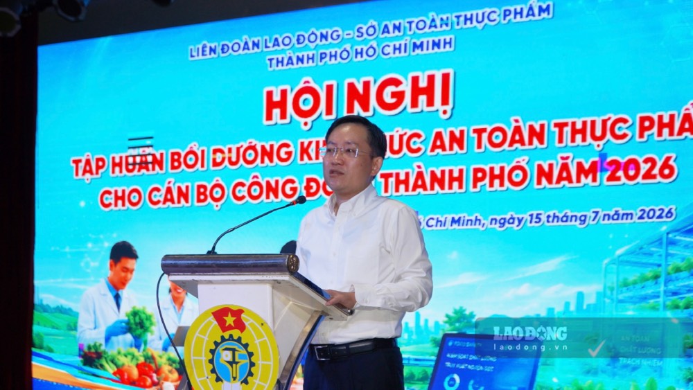 Ông Phùng Thái Quang - Phó Chủ tịch LĐLĐ TPHCM phát biểu tại hội nghị. Ảnh: Mai Anh.