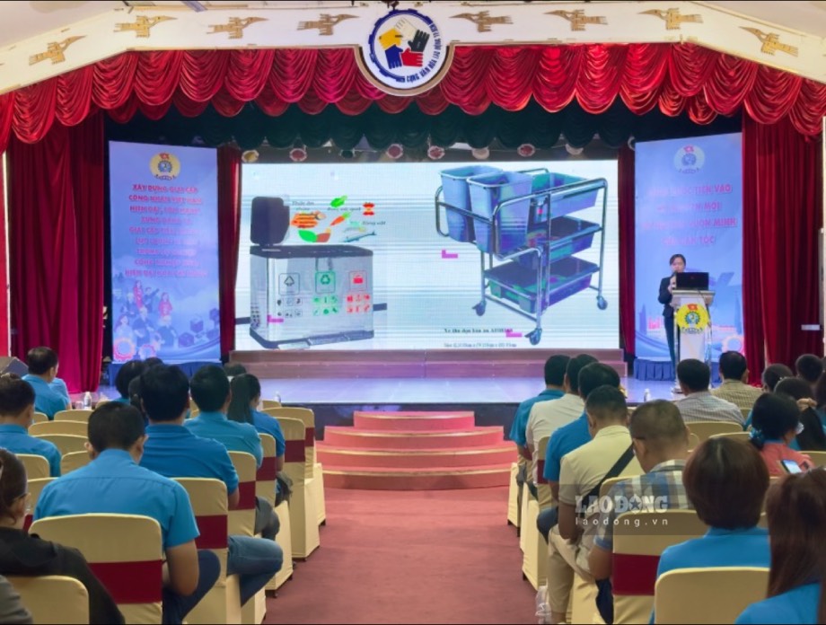 The conference helps trade union officials update knowledge and skills in ensuring food safety for workers at the grassroots level. Photo: Mai Anh.