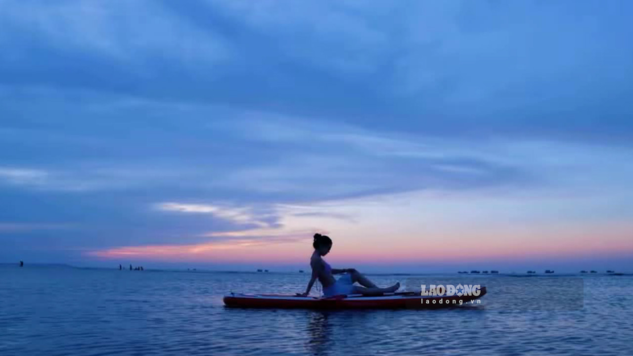Young people are willing to spend money on trips rich in experience. Photo: Huyen Trang