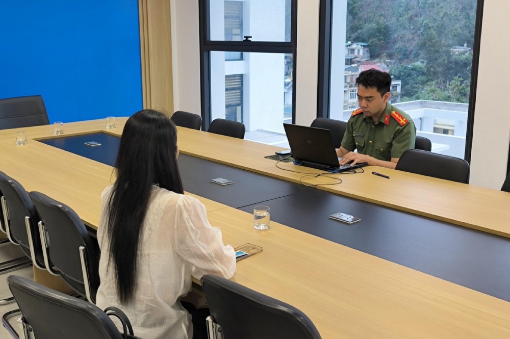 Selon M. Nguyễn Túc, il est impossible d'imputer la justice avec des "juges" subjectifs en ligne et la justice ne peut être remplacée par un procès en ligne. Sur la photo, la police de la province de Quảng Ninh sanctionne un cas de fourniture d'informations fausses, semant la panique dans l'opinion publique sur Facebook en mars 2026. Photo: Ministère de la Sécurité publique