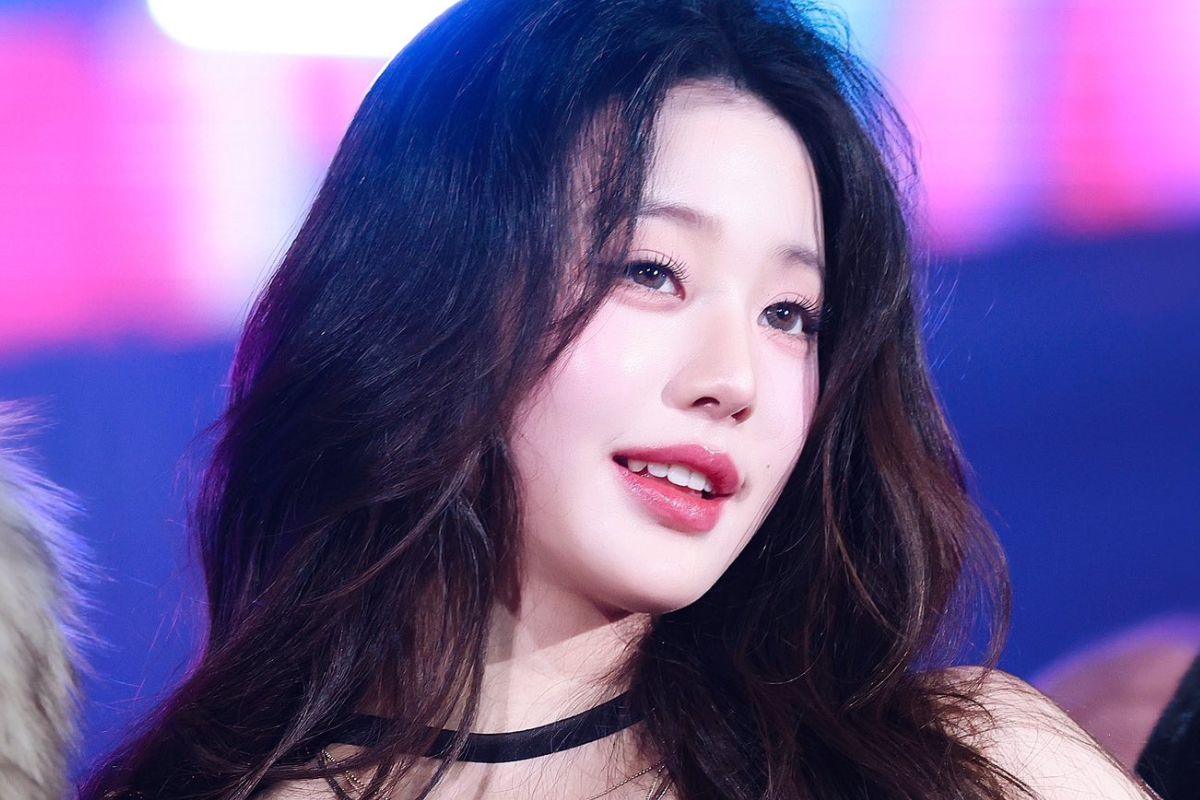 IVE beauty Jang Won Young again faces controversy about her work attitude on social networks. Photo: Lotte