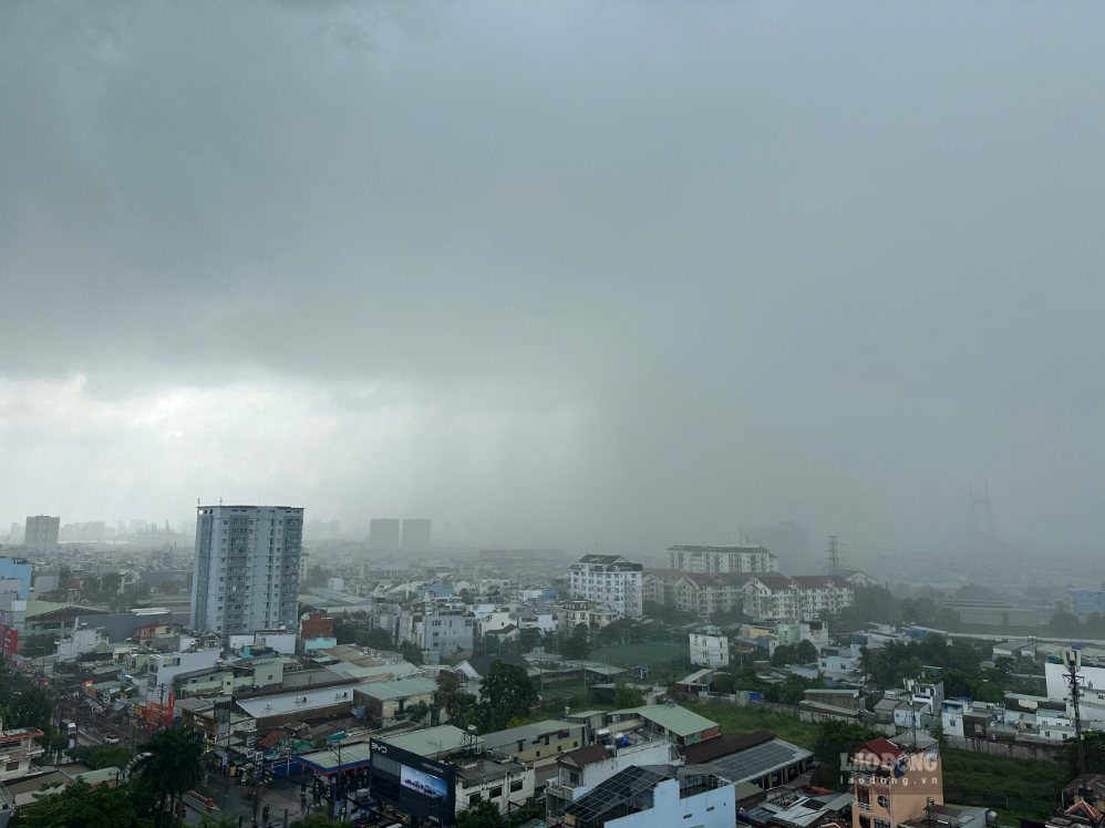 Thunderstorms appeared from the morning in the Ho Chi Minh City area. Photo: Minh Tam
