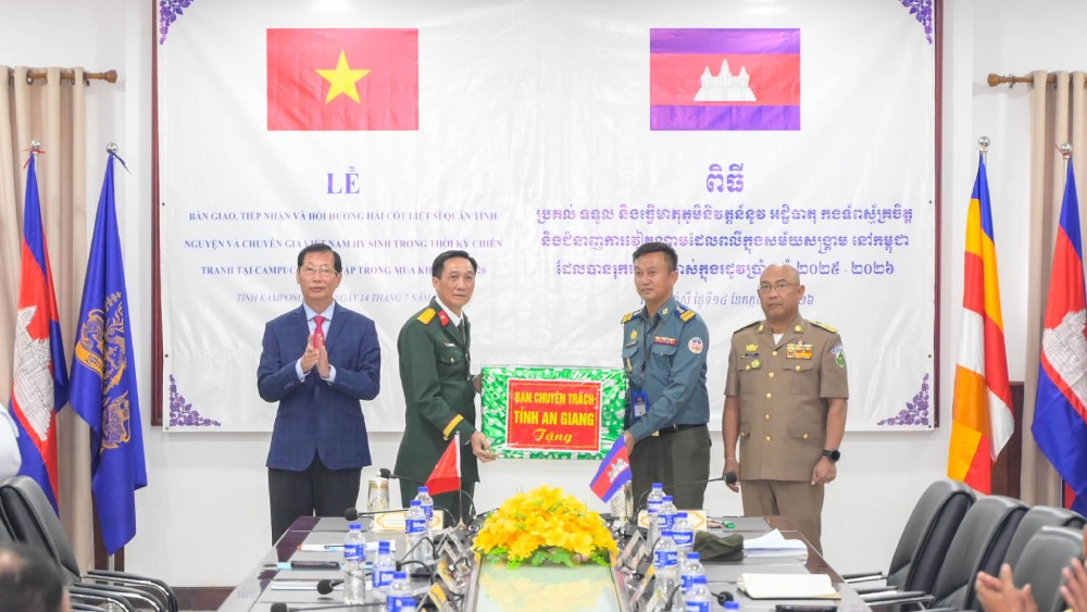 Ban Chuyên trách tỉnh An Giang trao tặng quà cho Ban Chuyên trách tỉnh Kampong Speu. Ảnh: Phương Vũ/ Bộ CHQS An Giang