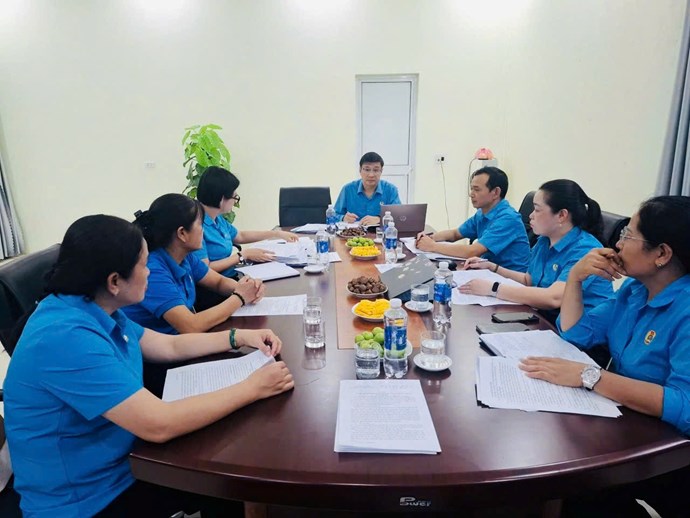 Đoàn Kiểm tra làm Trưởng đoàn kiểm tra tại Công đoàn cơ sở Công ty Nga Hải. Ảnh: LĐLĐ tỉnh Cao Bằng