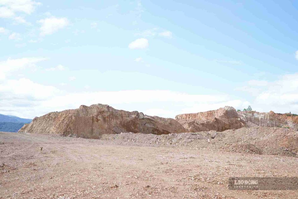 Specialized agencies in Khanh Hoa have proposed solutions to remove obstacles in land lease and investment policies for mineral mines. Photo: Huu Long