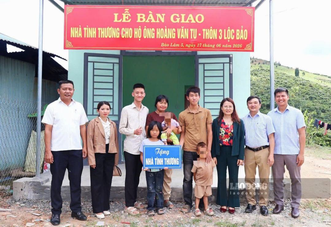 Lãnh đạo xã Bảo Lâm 5 trao tặng nhà tình thương cho hộ nghèo trên địa bàn. Ảnh: Phúc Khánh 