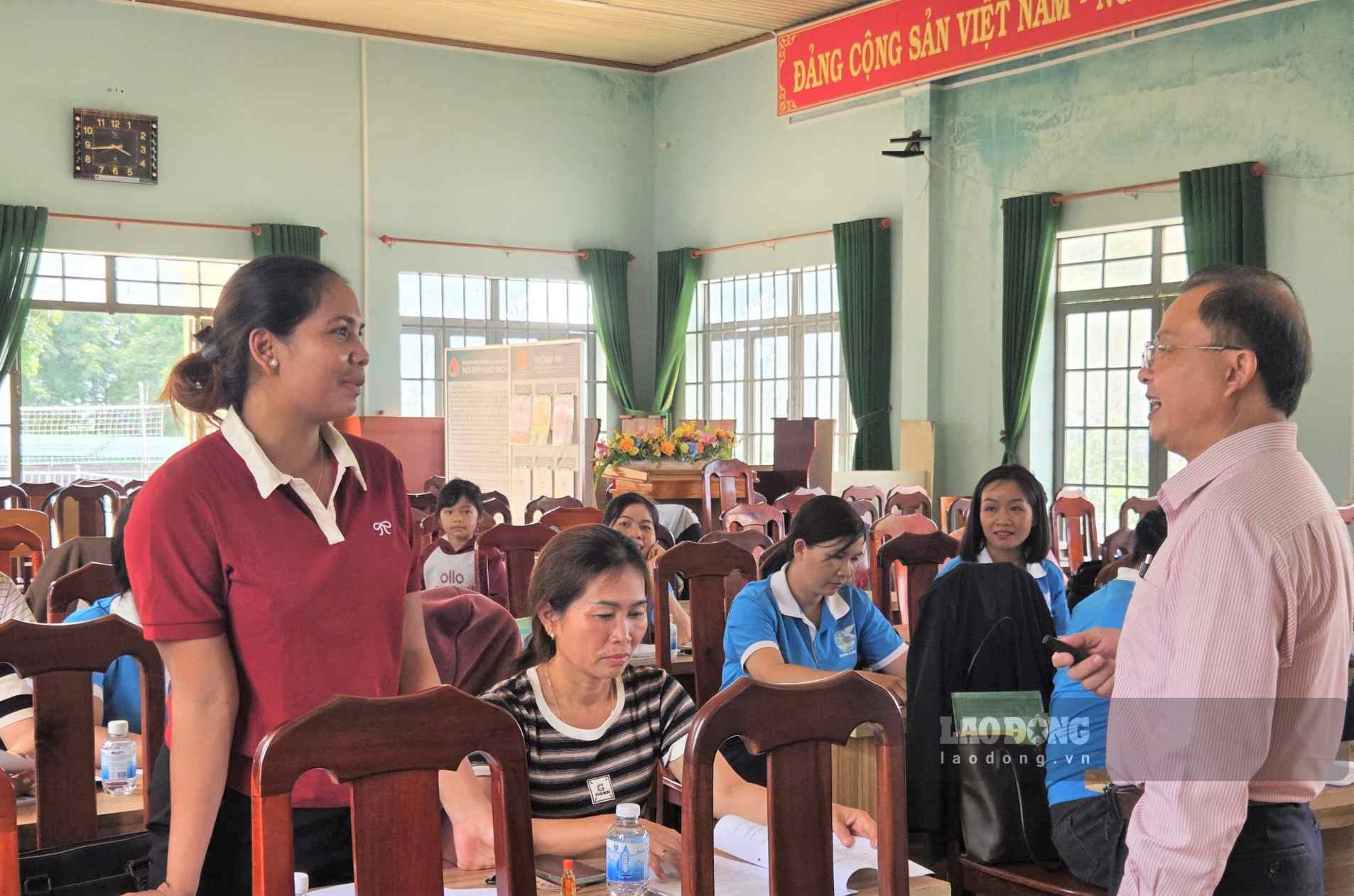 Cán bộ Phòng Giao dịch Ngân dành Chính sách xã hội Bảo Lâm triển khai công tác tín dụng chính sách giảm nghèo tại xã Bảo Lâm 5. Ảnh: Phúc Khánh 