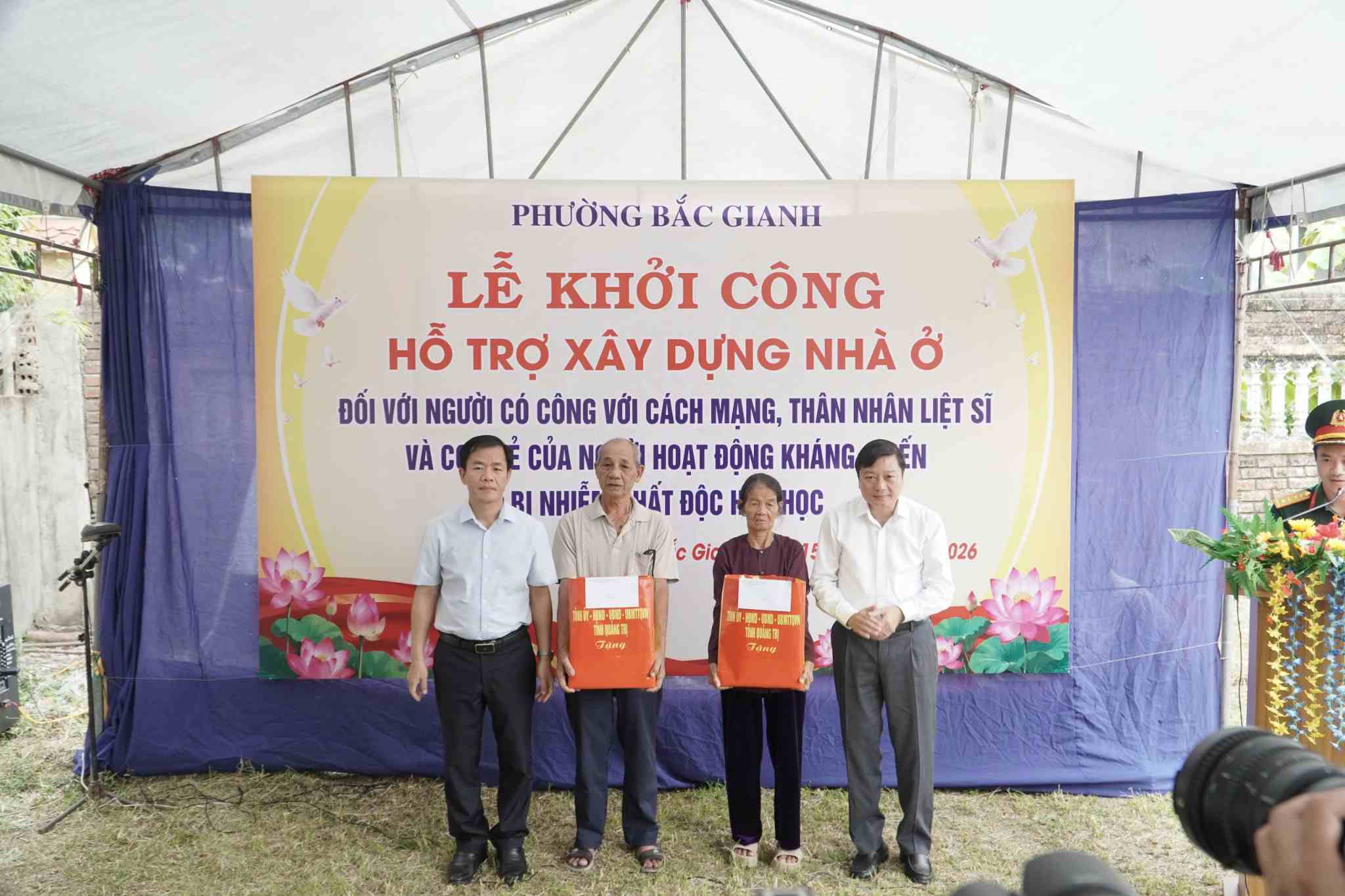 Lãnh đạo tỉnh Quảng Trị tặng quà các gia đình chính sách tại buổi lễ. Ảnh: UBND phường Bắc Gianh 