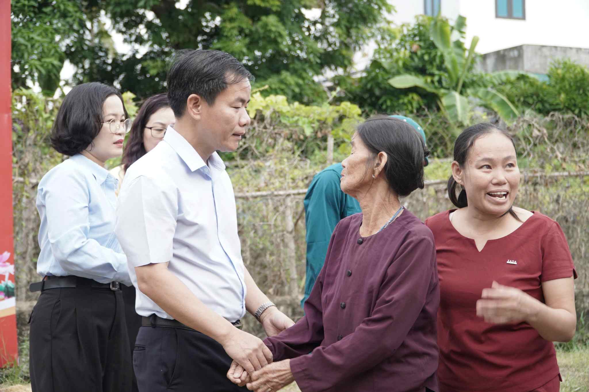 Bí thư Tỉnh ủy Quảng Trị Nguyễn Văn Phương thăm hỏi gia đình người có công với cách mạng tại buổi lễ. Ảnh: UBND phường Bắc Gianh 