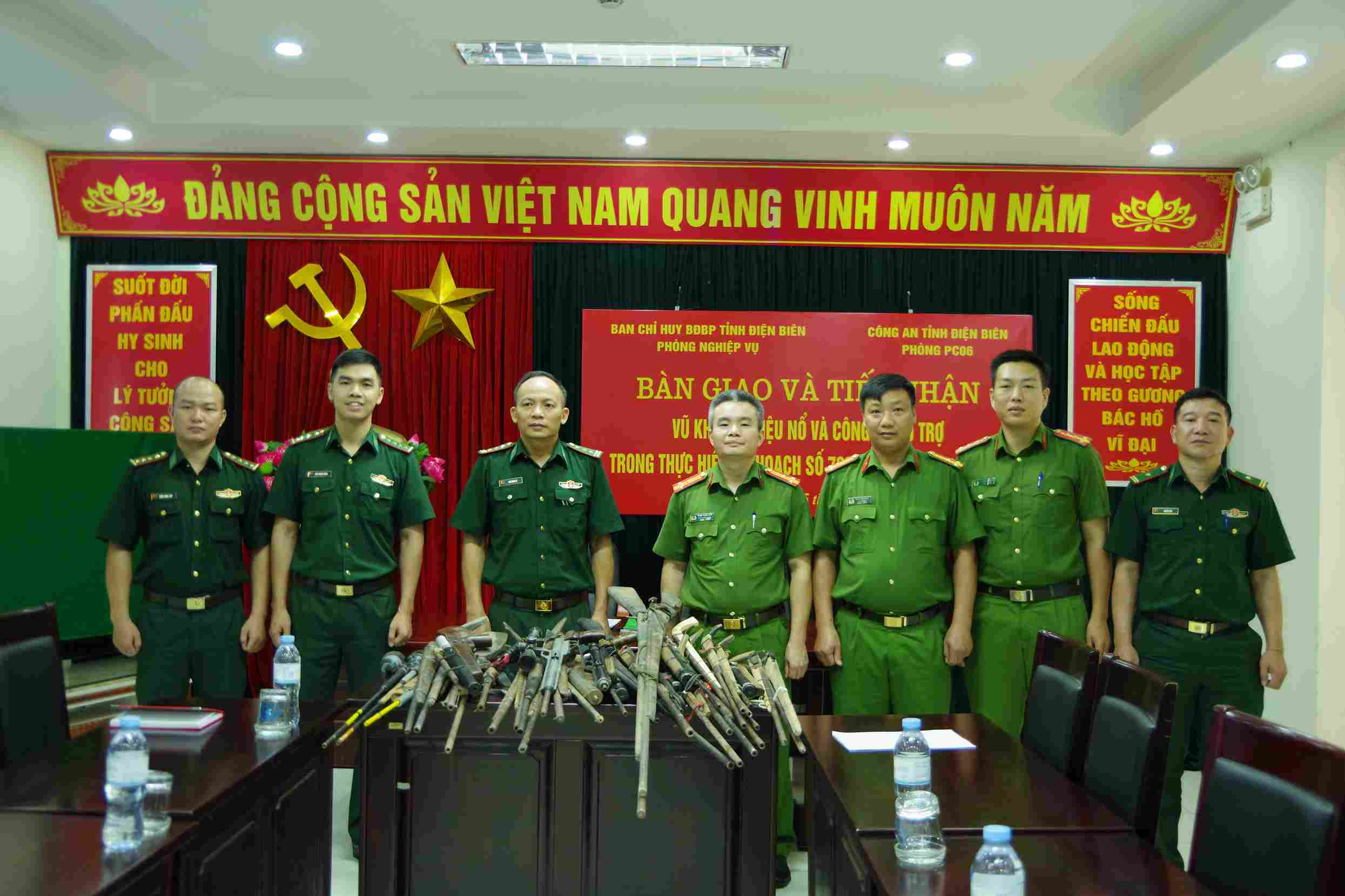 Hai đơn vị bàn giao, tiếp nhận vũ khí, vật liệu nổ và công cụ hỗ trợ. Ảnh: Anh Dũng/BĐBP Điện Biên
