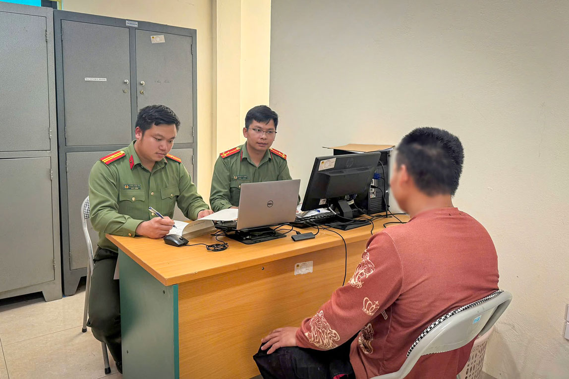 Công an xã Y Tý xử phạt nam thanh niên đăng tải thông tin sai sự thật. Ảnh: Công an Lào Cai