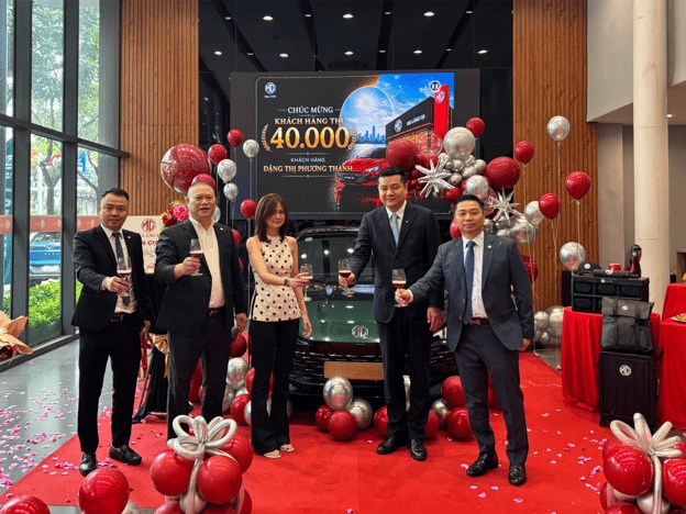The car marking the milestone of 40,000 vehicles is the MG7 - a fastback sedan model with a sporty design, modern technology and aimed at customers who love dynamic driving experience. Photo: MG Vietnam